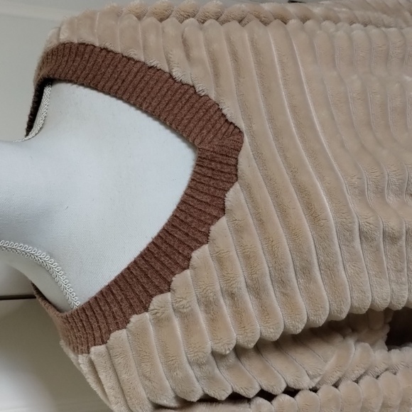 Ces Femme fuzzy teddy texture V-neck top size small oversized, beige and tan - Picture 2 of 11